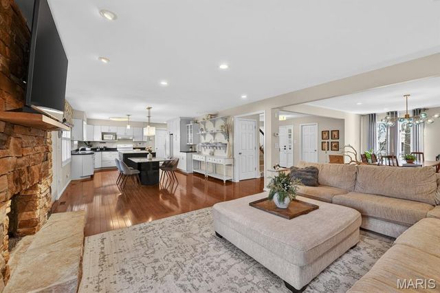 623 Kenilworth Lane, Ballwin, MO 63011