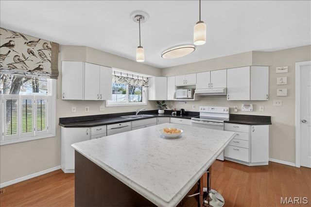 623 Kenilworth Lane, Ballwin, MO 63011