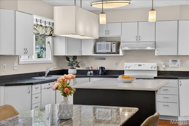 623 Kenilworth Lane, Ballwin, MO 63011