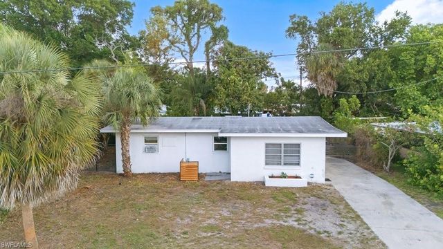 912 Hibiscus LN, North Fort Myers, FL 33903