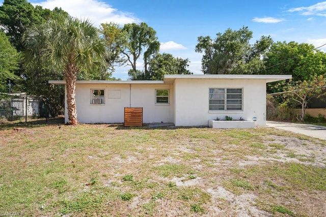912 Hibiscus LN, North Fort Myers, FL 33903