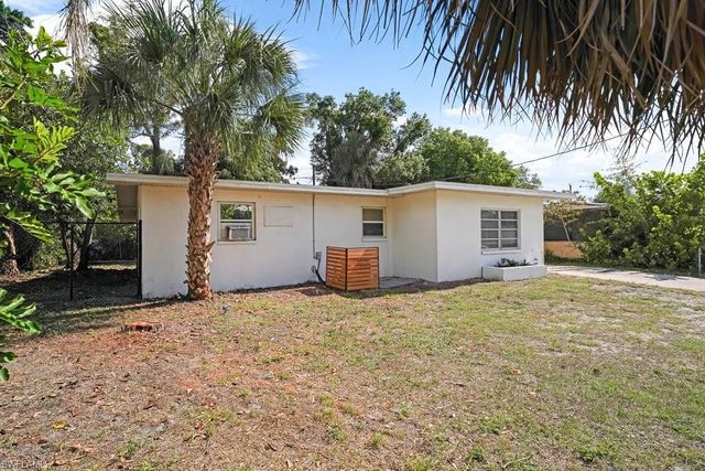 912 Hibiscus LN, North Fort Myers, FL 33903