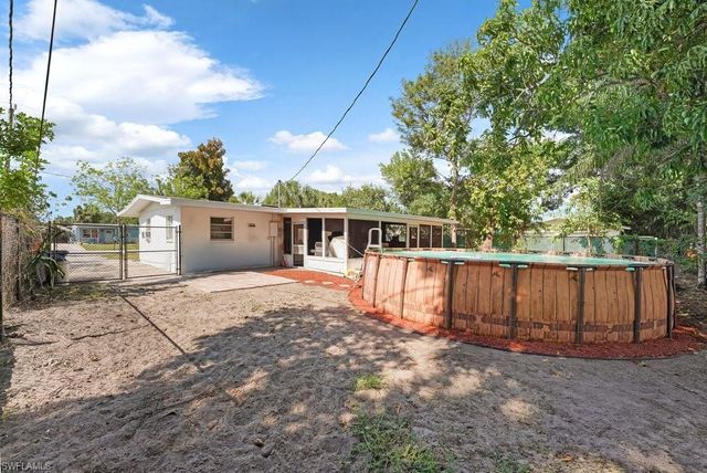 912 Hibiscus LN, North Fort Myers, FL 33903