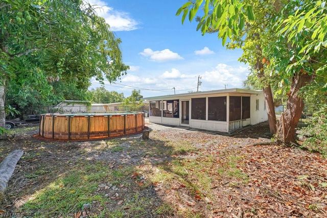 912 Hibiscus LN, North Fort Myers, FL 33903