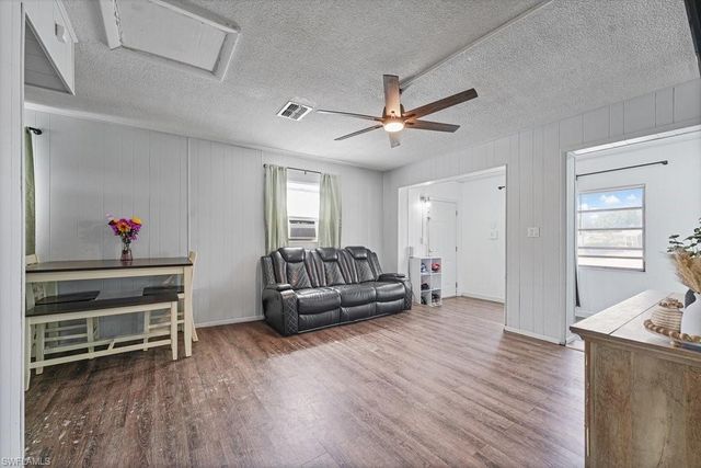 912 Hibiscus LN, North Fort Myers, FL 33903