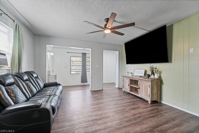912 Hibiscus LN, North Fort Myers, FL 33903