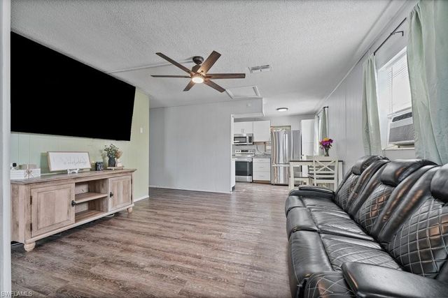 912 Hibiscus LN, North Fort Myers, FL 33903