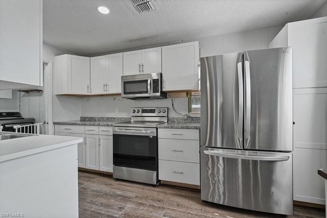 912 Hibiscus LN, North Fort Myers, FL 33903