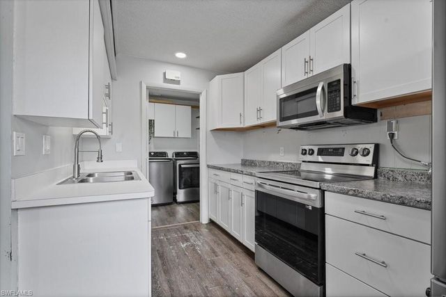 912 Hibiscus LN, North Fort Myers, FL 33903