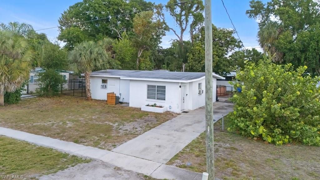 912 Hibiscus LN, North Fort Myers, FL 33903