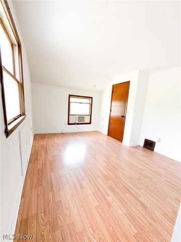 81 S Pleasant Street, Oberlin, OH 44074