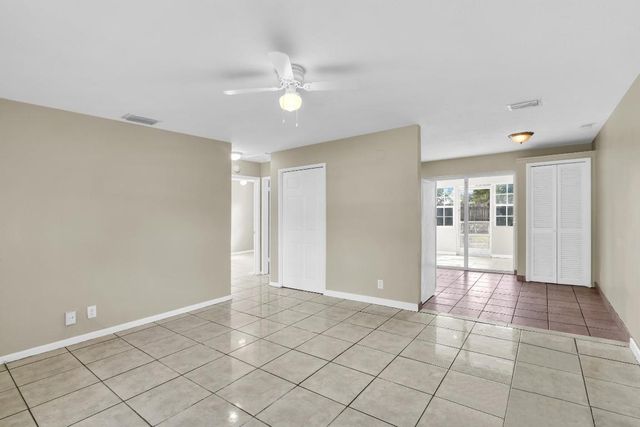 184 SE 27th Way, Boynton Beach, FL 33435