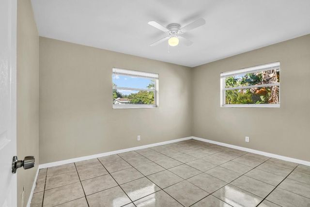 184 SE 27th Way, Boynton Beach, FL 33435