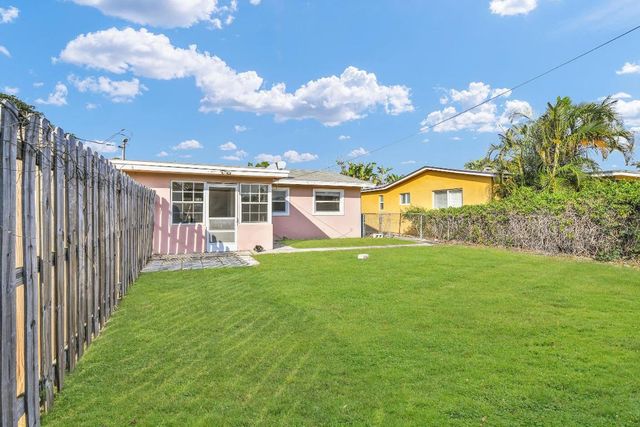 184 SE 27th Way, Boynton Beach, FL 33435