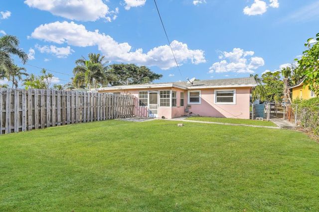 184 SE 27th Way, Boynton Beach, FL 33435