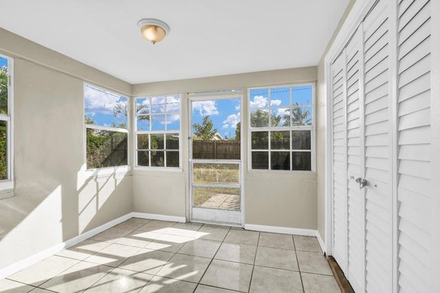 184 SE 27th Way, Boynton Beach, FL 33435