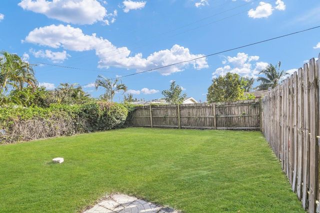 184 SE 27th Way, Boynton Beach, FL 33435