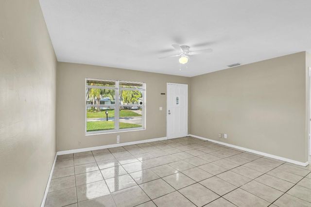 184 SE 27th Way, Boynton Beach, FL 33435