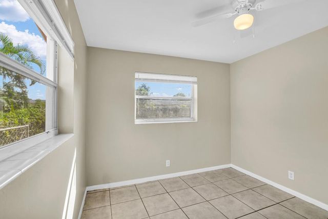 184 SE 27th Way, Boynton Beach, FL 33435