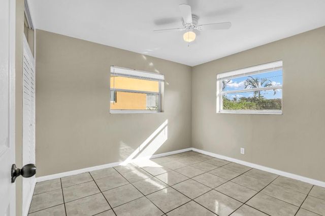 184 SE 27th Way, Boynton Beach, FL 33435