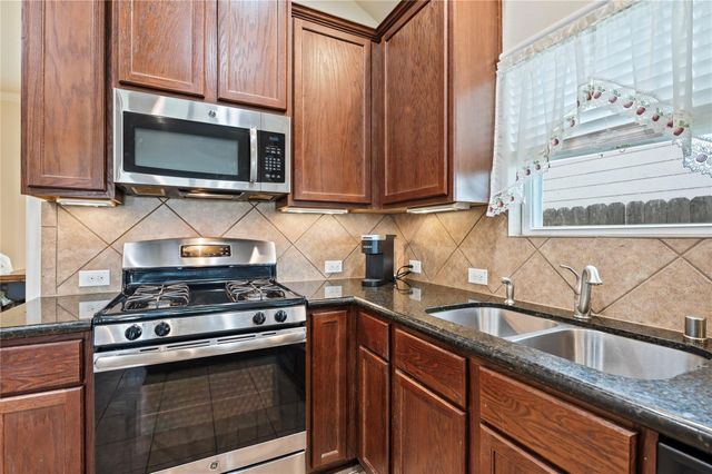 508 Forest Village Circle, La Marque, TX 77568