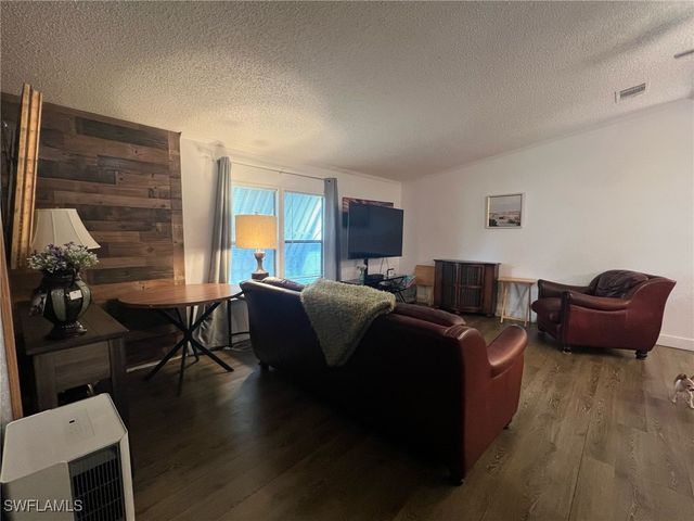 16 Derhenson DR, Naples, FL 34114