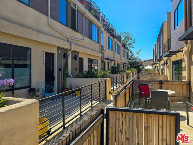 2926 Rowena Avenue 2, Los Angeles, CA 90039