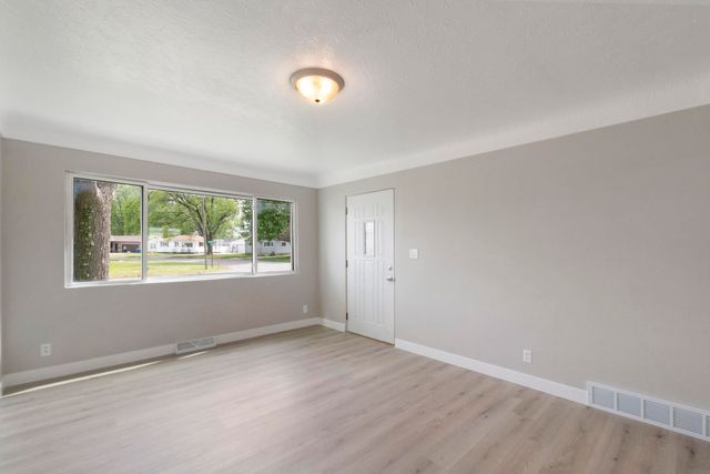 1424 Sager Avenue, Waterloo, IA 50701