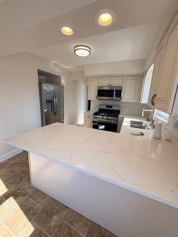 8958 S Oglesby Avenue, Chicago, IL 60617