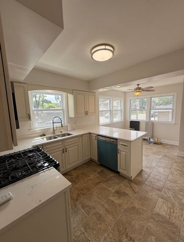 8958 S Oglesby Avenue, Chicago, IL 60617