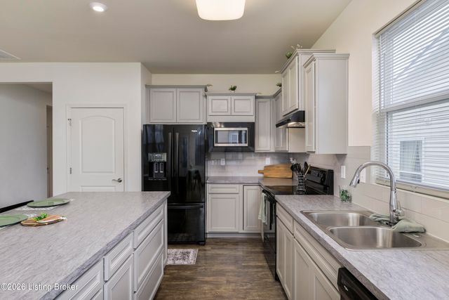 3703 Creekstone Bluff Blvd, La Grange, KY 40031