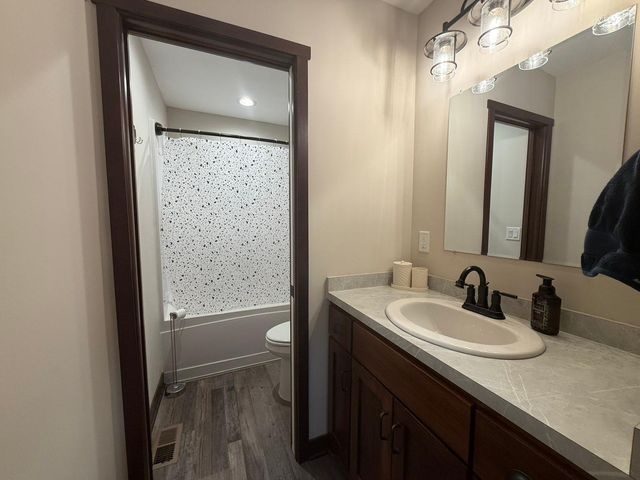 8885 Parkview Circle, Chisago City, MN 55013