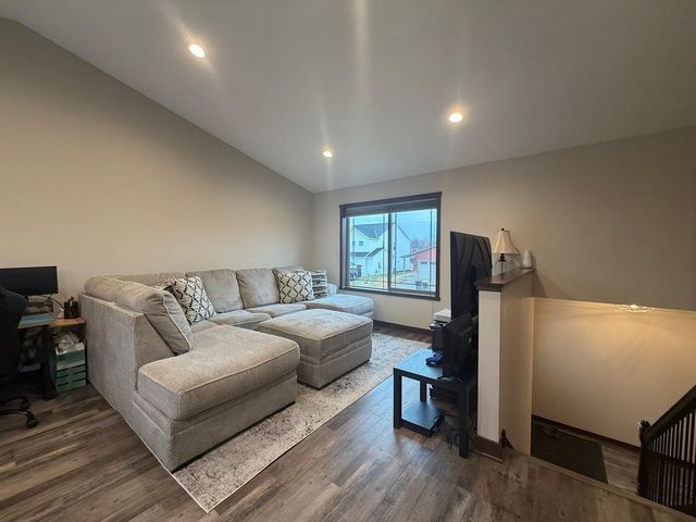 8885 Parkview Circle, Chisago City, MN 55013