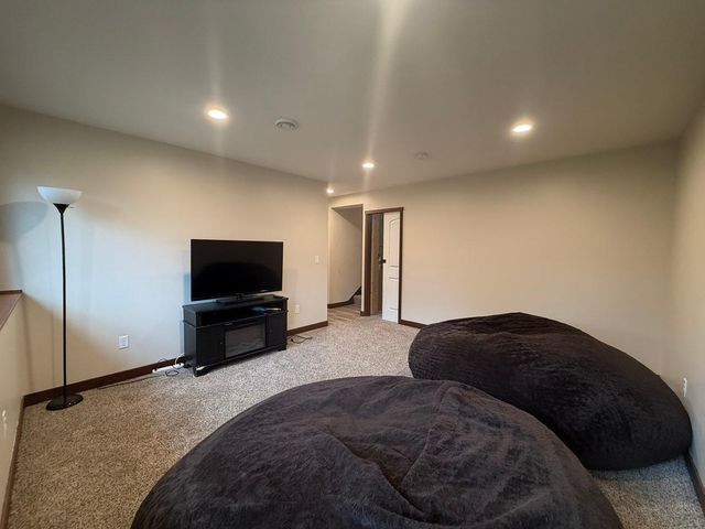 8885 Parkview Circle, Chisago City, MN 55013