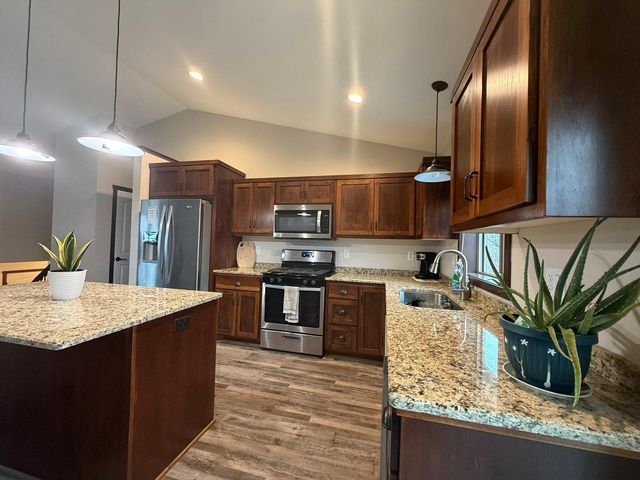 8885 Parkview Circle, Chisago City, MN 55013