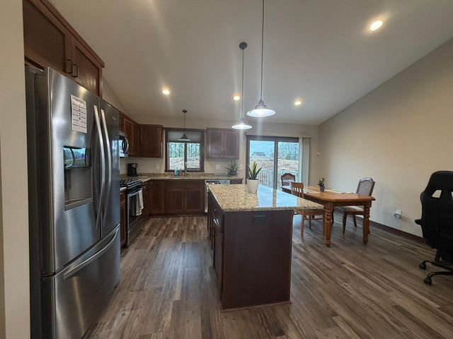 8885 Parkview Circle, Chisago City, MN 55013