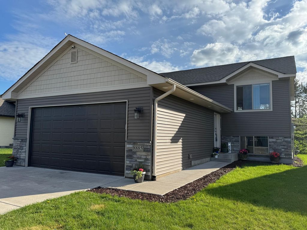 8885 Parkview Circle, Chisago City, MN 55013