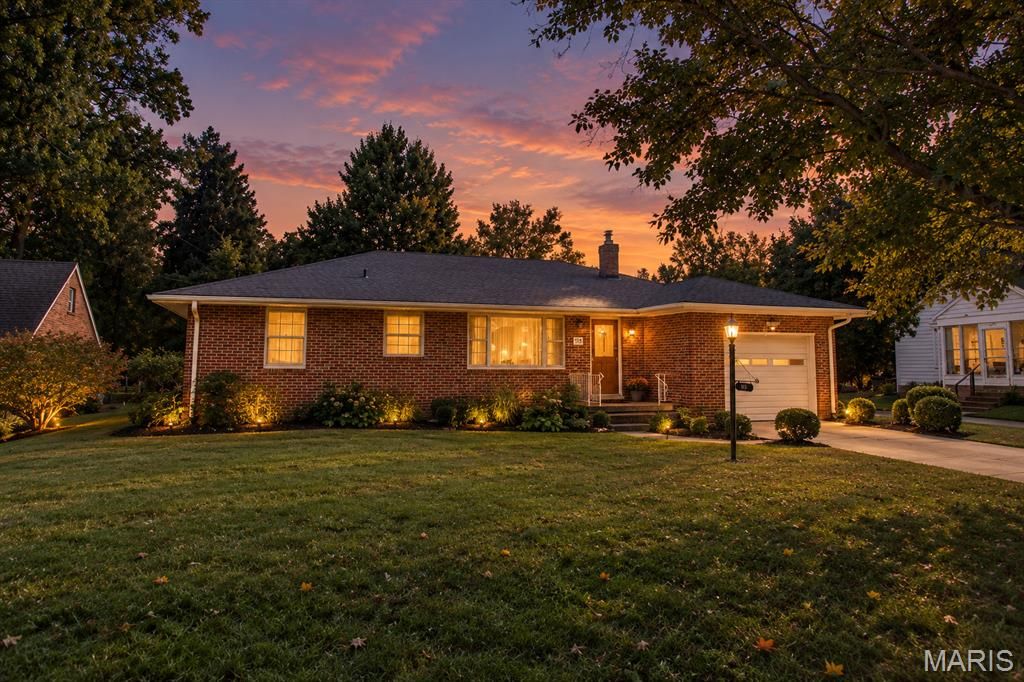 Image 2 of property listing at 713 Ramona Place, Godfrey, IL 62035
