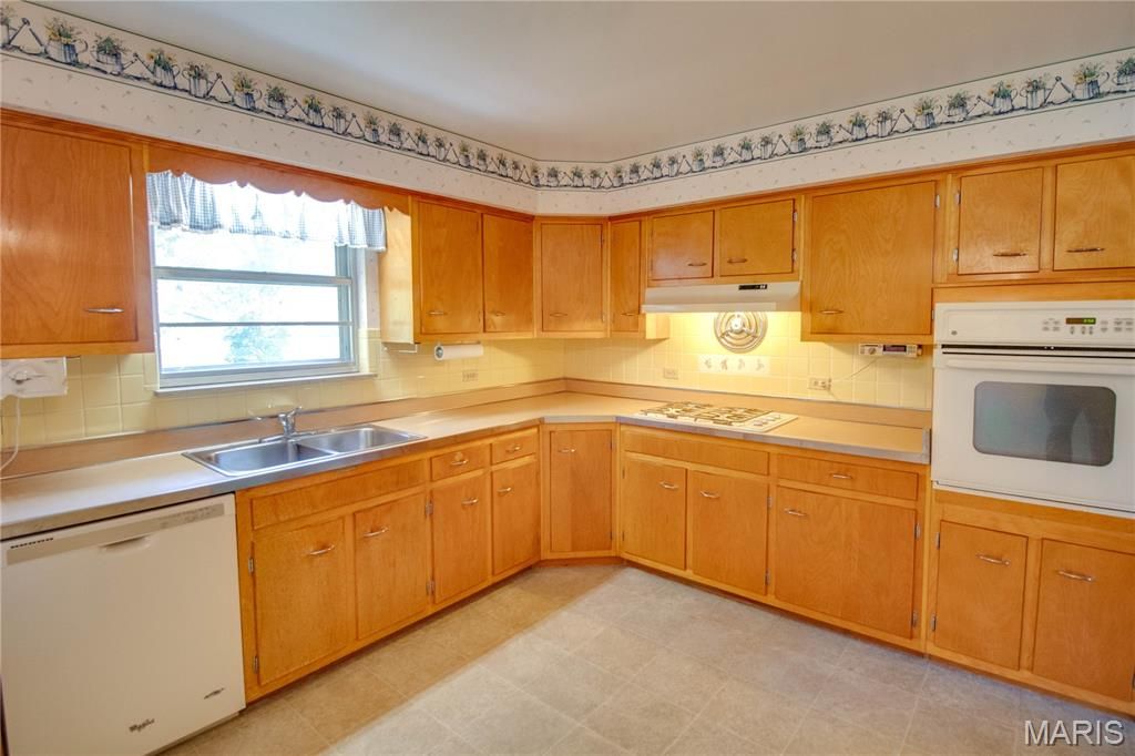 Image 11 of property listing at 713 Ramona Place, Godfrey, IL 62035