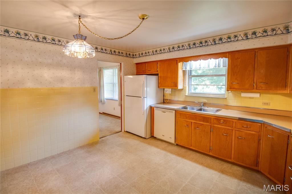 Image 12 of property listing at 713 Ramona Place, Godfrey, IL 62035