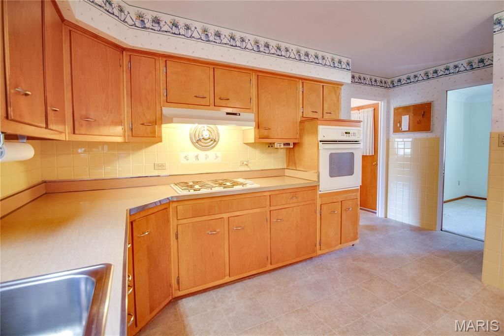 Image 13 of property listing at 713 Ramona Place, Godfrey, IL 62035