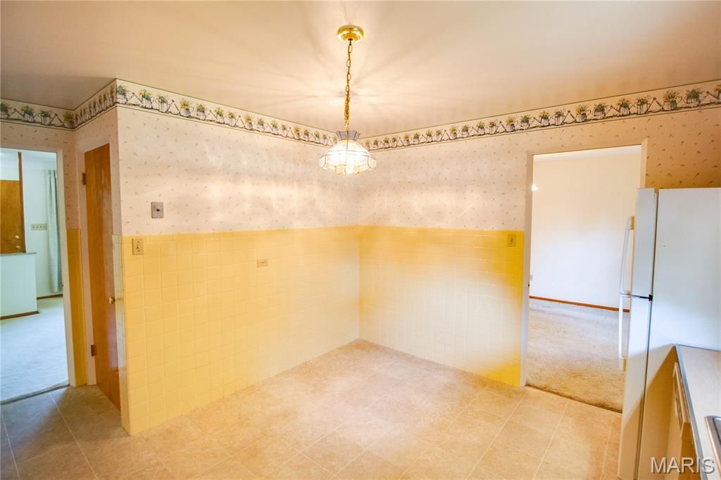Image 14 of property listing at 713 Ramona Place, Godfrey, IL 62035