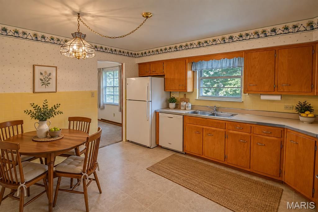Image 15 of property listing at 713 Ramona Place, Godfrey, IL 62035