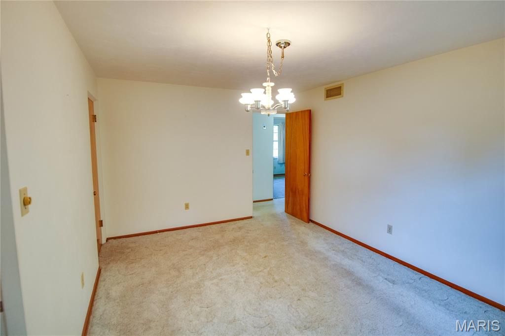 Image 17 of property listing at 713 Ramona Place, Godfrey, IL 62035