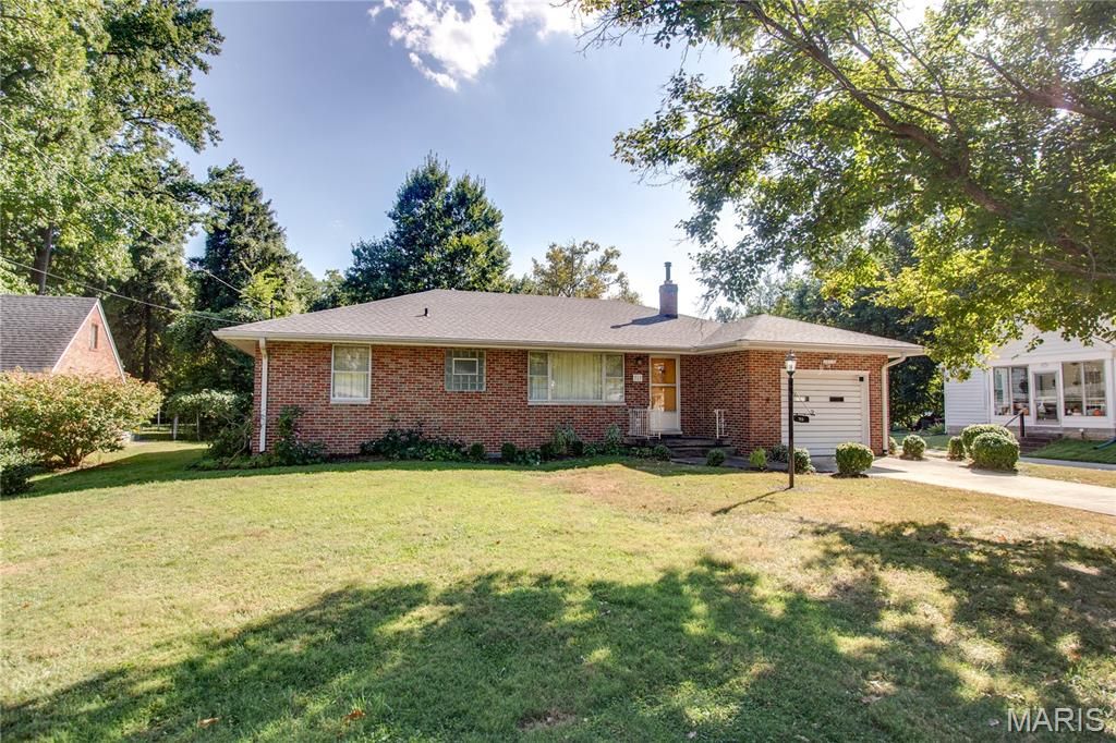 Image 3 of property listing at 713 Ramona Place, Godfrey, IL 62035