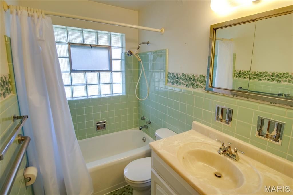 Image 23 of property listing at 713 Ramona Place, Godfrey, IL 62035