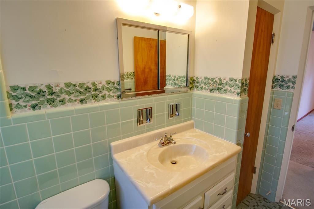 Image 24 of property listing at 713 Ramona Place, Godfrey, IL 62035
