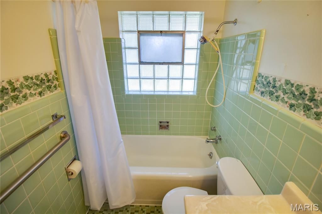 Image 25 of property listing at 713 Ramona Place, Godfrey, IL 62035