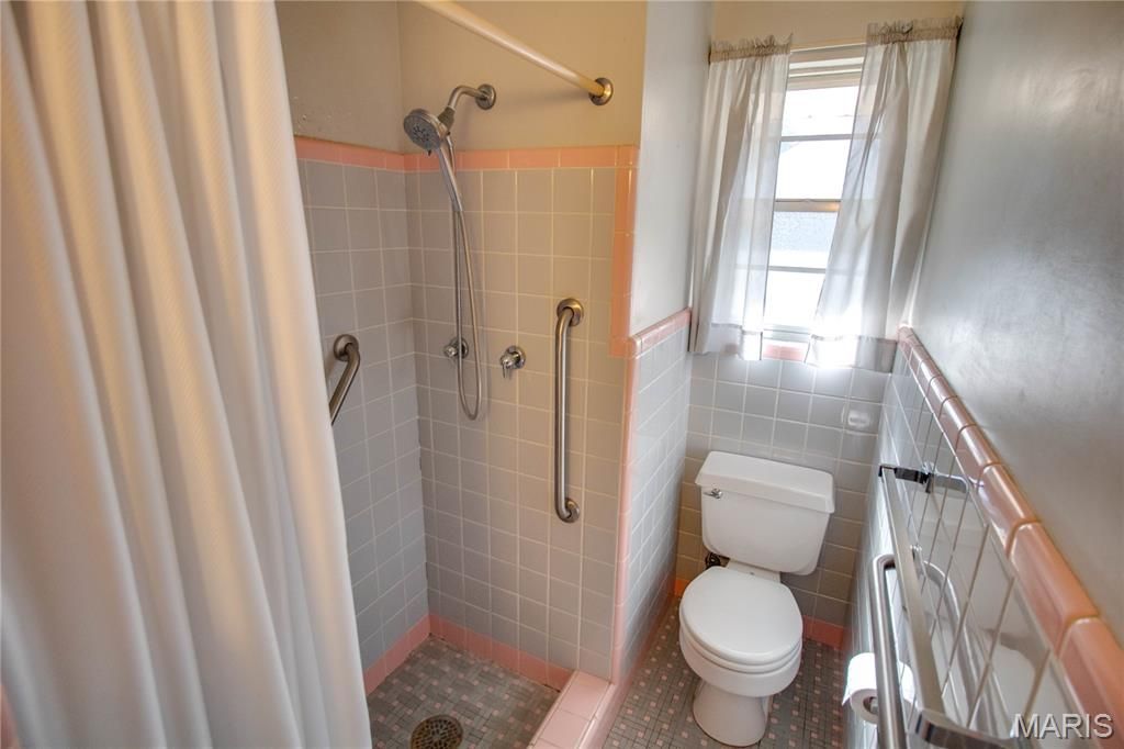 Image 30 of property listing at 713 Ramona Place, Godfrey, IL 62035