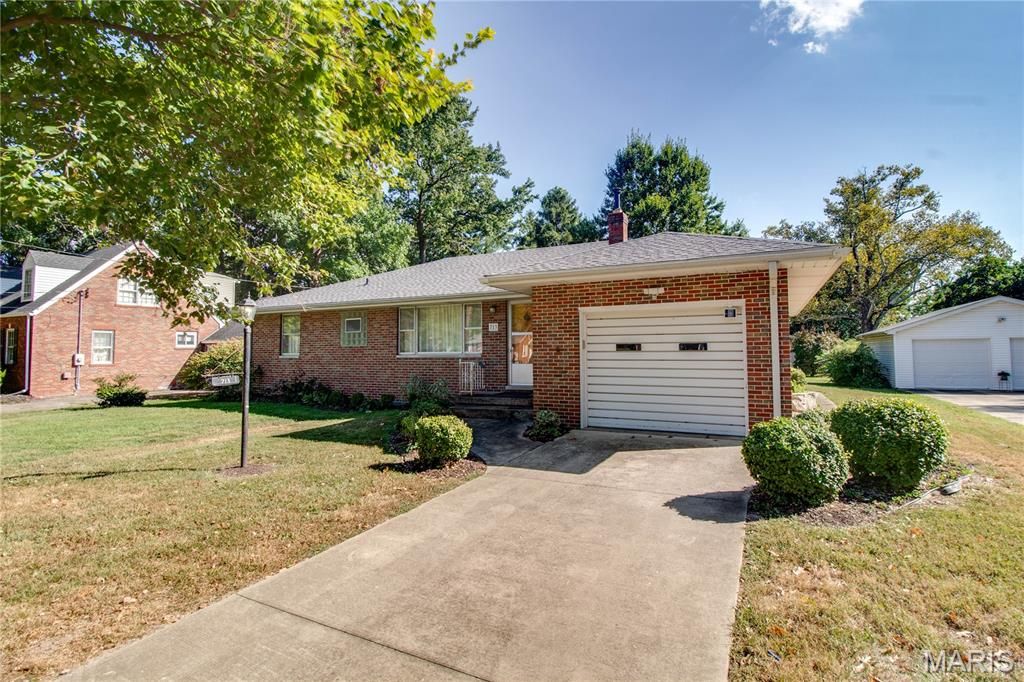 Image 4 of property listing at 713 Ramona Place, Godfrey, IL 62035